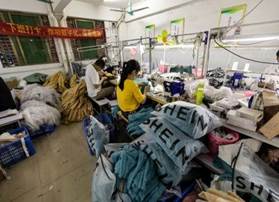 Trabajadores de Xiaoyi, una empresa de Nancun (en Cantón, China) que suministra ropa a Shein.